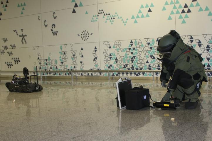 Minersko-pirotechniczne rozpoznanie pozostawionego bez opieki bagażu na podkrakowskim lotnisku (fot. Karpacki OSG)