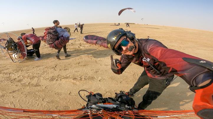 Paramotor Team Qatar - piloci po treningu na pustyni Sealine w Katarze (fot. Paweł "Lojak" Kozarzewski)