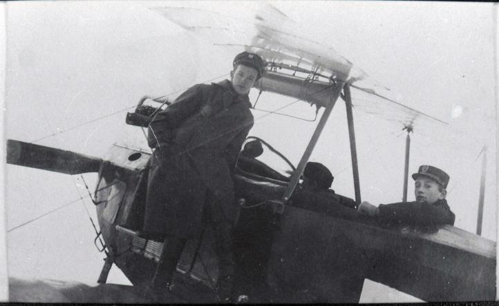 Samolot i żołnierze (fot. archiwum Muzeum Lotnictwa Polskiego)