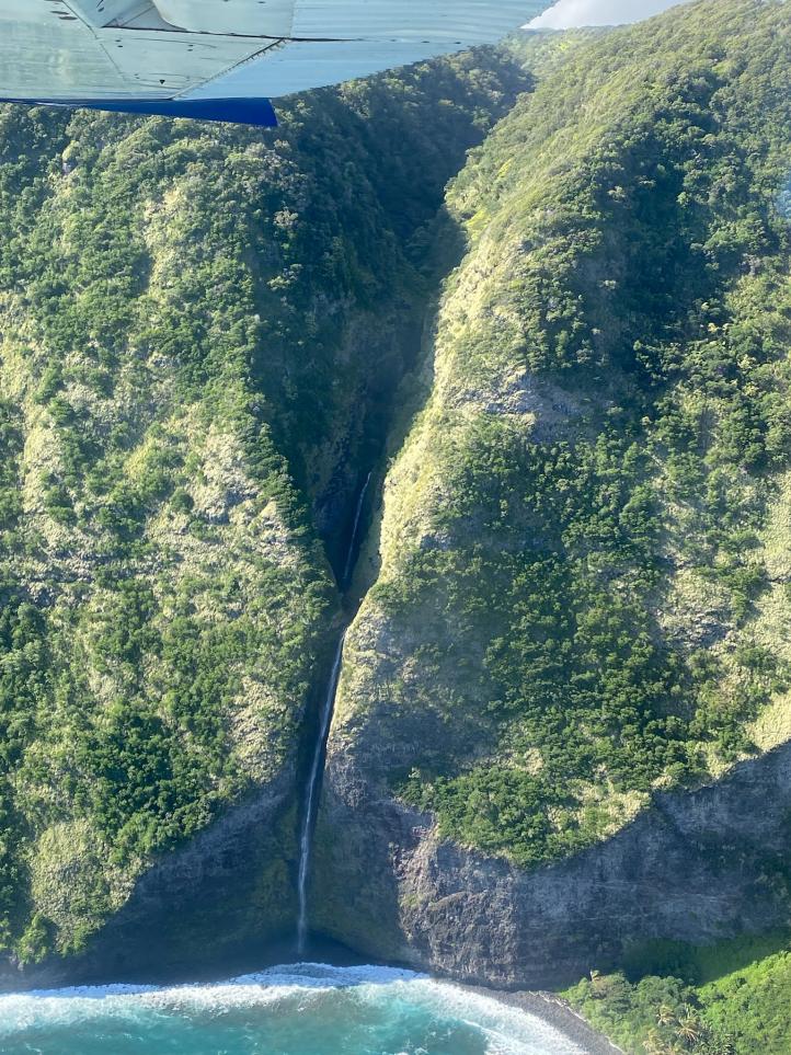 Samolotem GA na Hawajach - wodospad na klifie