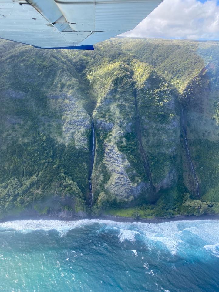 Samolotem GA na Hawajach - wodospady na klifie