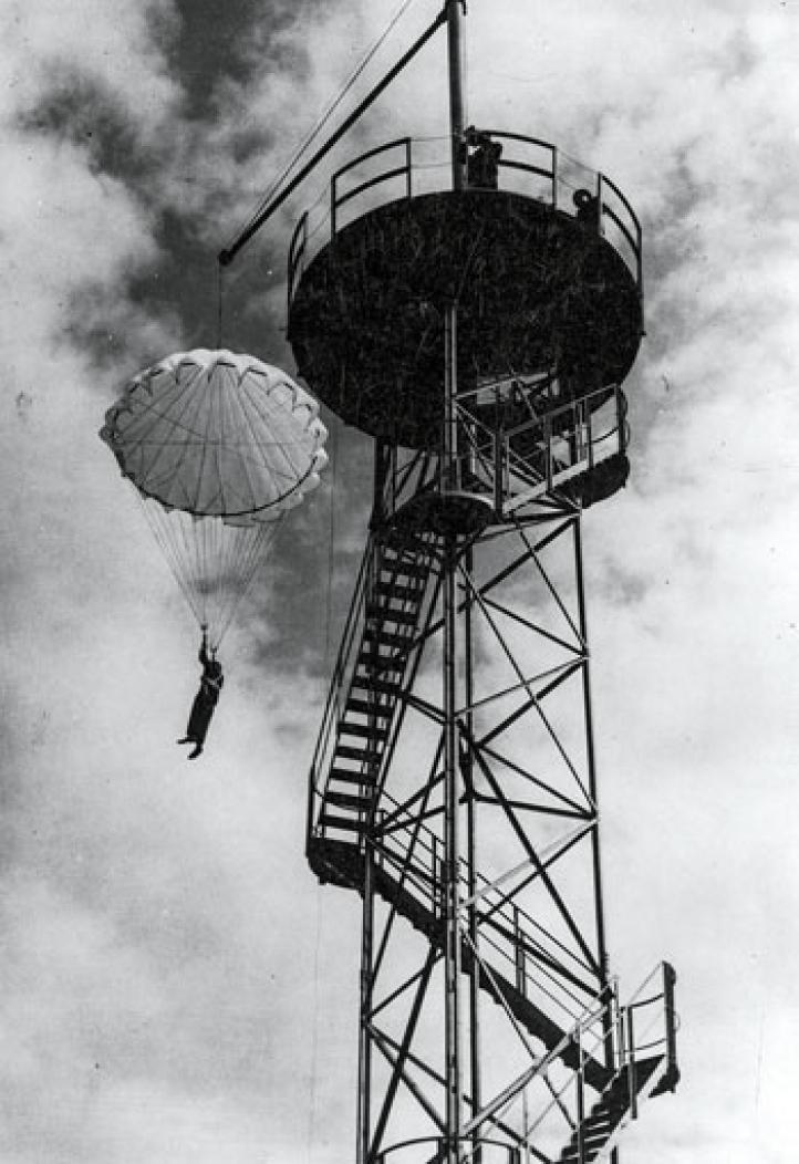 Skok z wieży spadochronowej (fot. Narodowe Archiwum Cyfrowe)