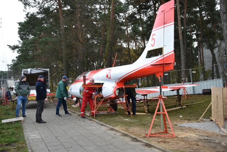 TS-11 "Iskra" montowany nieopodal miejsca przyszłej ekspozycji w Otwocku (fot. Jarosław Margielski, Facebook)3