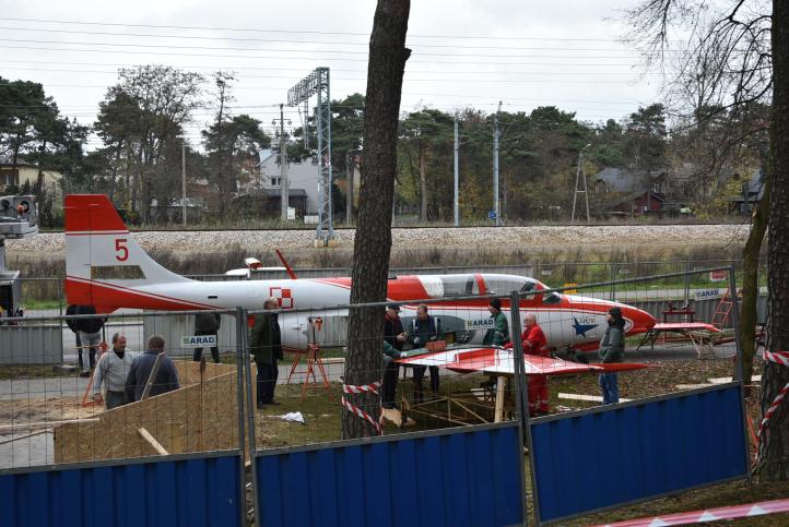 TS-11 "Iskra" montowany nieopodal miejsca przyszłej ekspozycji w Otwocku (fot. Jarosław Margielski, Facebook)4