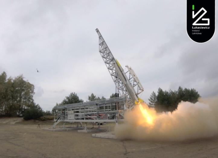 Zapłon silników rakiety (fot. Łukasiewicz - Instytut Lotnictwa)