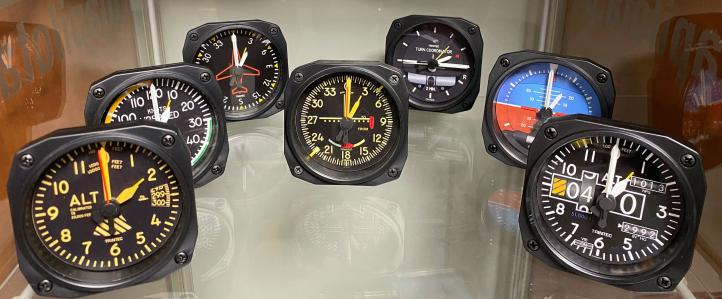 Zegary ścienne oraz budziki w imitujących przyrządy nawigacyjne