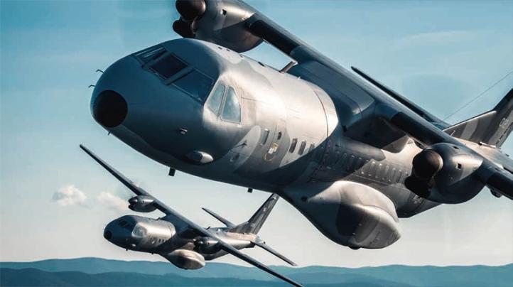 Dwa samoloty CASA C-295M w locie - widok z bliska z ukosa (fot. Sławek Hesja Krajniewski)