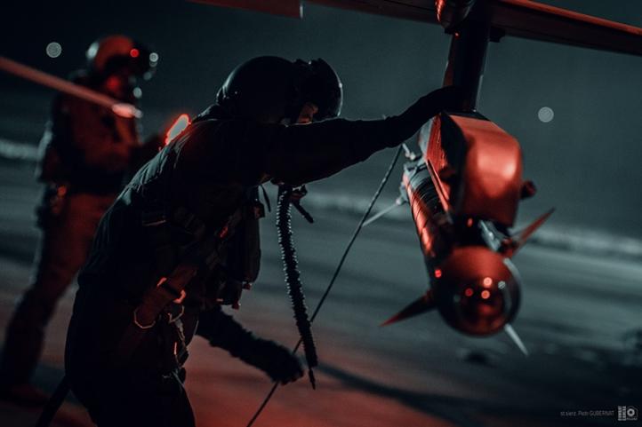 F-16 - obsługa na lotnisku w nocy (fot. st. sierż. Piotr Gubernat, CC DORSZ)