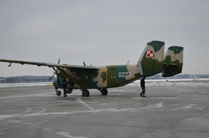 M-28 B/PT/GC z 8 Bazy Lotnictwa Transportowego na lotnisku zimą (fot. 8 Baza Lotnictwa Transportowego)