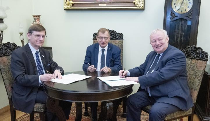 Podpisanie porozumienia o współpracy pomiędzy AGH i Polską Agencją Kosmiczną (fot. Polska Agencja Kosmiczna)