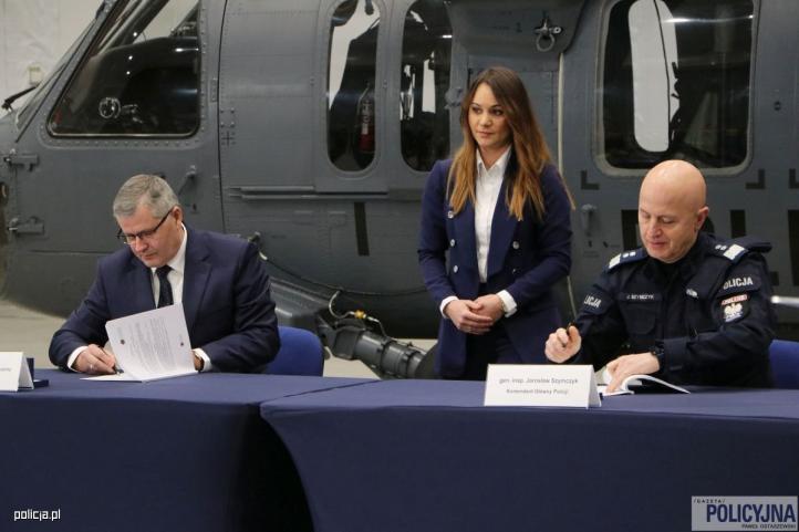 Podpisanie umowy na dwa nowe śmigłowce Lockheed Martin S-70i Black Hawk dla Policji (fot. Paweł Ostaszewski, Gazeta Policyjna)
