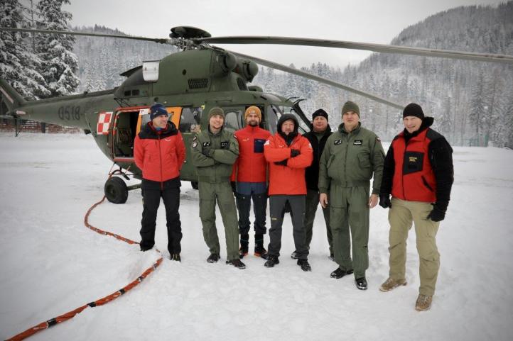 Załoga śmigłowca W-3 SAR wraz z ratownikami TOPR (fot. Agata Król, rzecznik prasowy Polska Agencja Żeglugi Powietrznej)