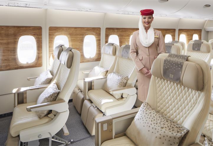 A380 linii Emirates - kabina klasy ekonomicznej premium z załogą (fot. Emirates)