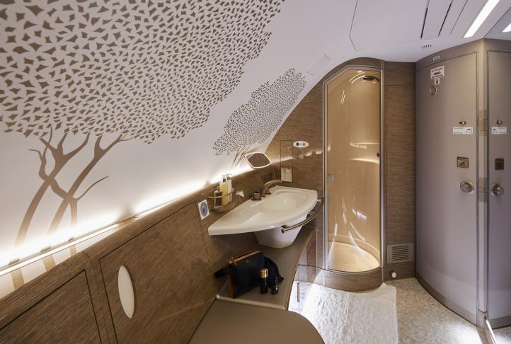 A380 linii Emirates - kabina prysznicowa First Class Shower Spa (fot. Emirates)