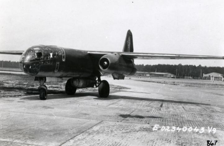 Arado Ar 234 na lotnisku, 1944 r. (fot. Nicolás Felipe García Vásquez, CC BY-SA 4.0, Wikimedia Commons)