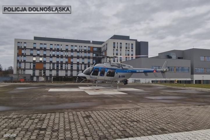 Bell-407GXi należący do Policji na lądowisku szpitala (fot. asp. sztab. Łukasz Dutkowiak z KWP we Wrocławiu)
