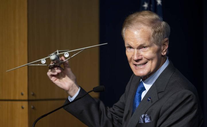 Bill Nelson, Administrator NASA, trzyma model samolotu ze skrzydłem wzmocnionym (fot. NASA, Joel Kowsky)