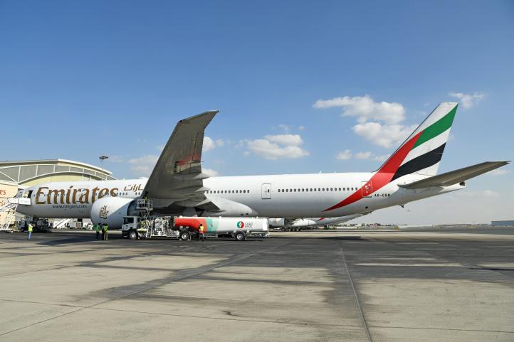 Boeing 777-300ER linii Emirates - tankowanie paliwem 100% SAF (fot. Emirates)