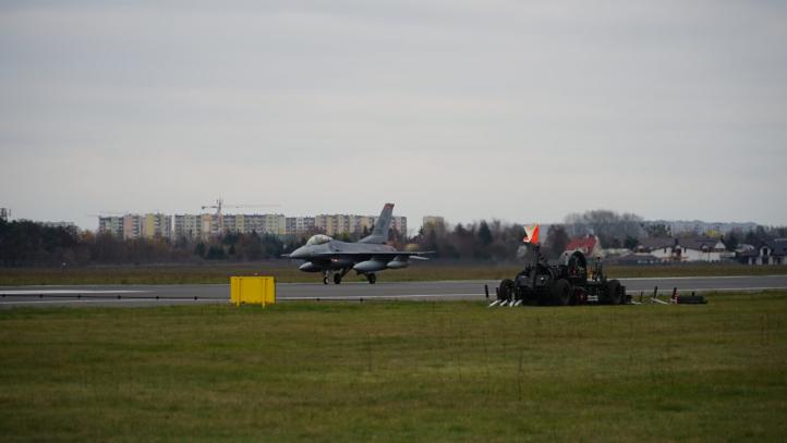 F-16 wylądował na lotnisku w Bydgoszczy z zastosowaniem systemu BAK-12 (fot. Port Lotniczy Bydgoszcz)