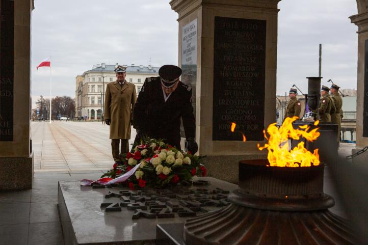 Gen. broni pil. Tadeusz Mikutel złożył wieniec na płycie Grobu Nieznanego Żołnierza (fot. Sztab Generalny Wojska Polskiego)