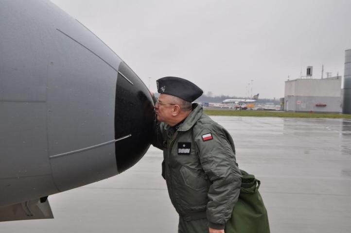 Gen. bryg. pil. Sławomir Żakowski żegna się symbolicznie z samolotem (fot. 8. Baza Lotnictwa Transportowego)