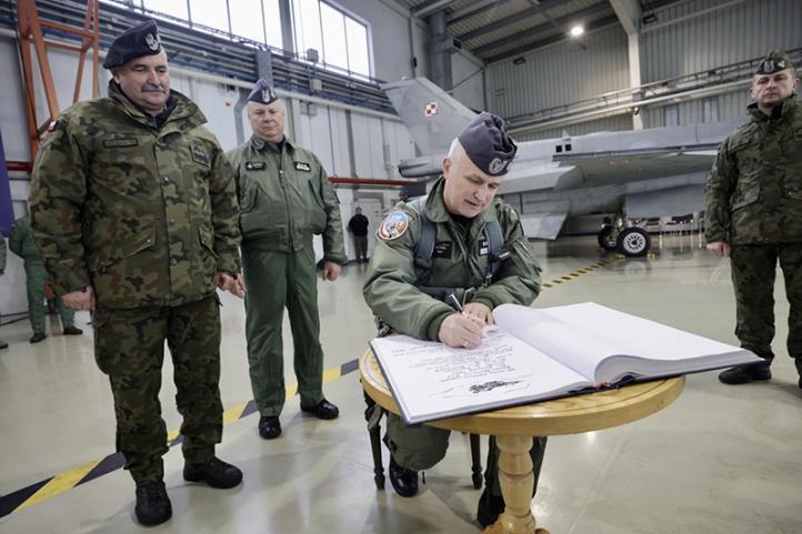 Gen. dyw. pil. Jacek Pszczoła - wpis do księgi pamiątkowej (fot. Michał Niwicz)
