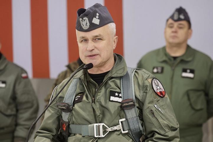 Gen. dyw. pil. Jacek Pszczoła przemawia po locie pożegnalnym (fot. Michał Niwicz)