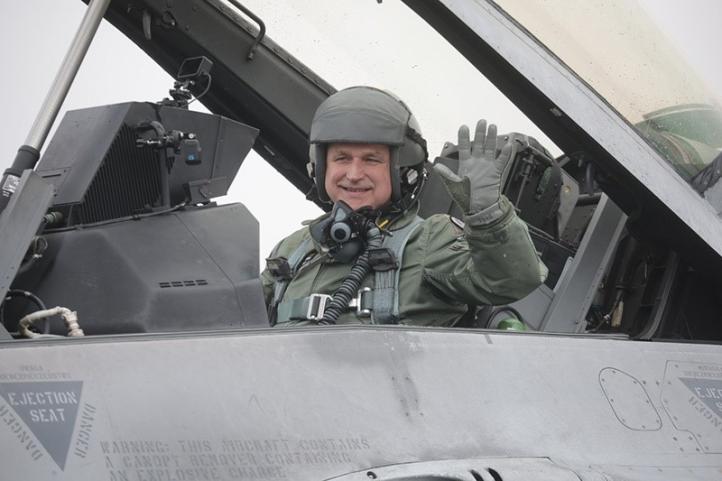 Gen. dyw. pil. Jacek Pszczoła za sterami samolotu F-16 (fot. Michał Niwicz)