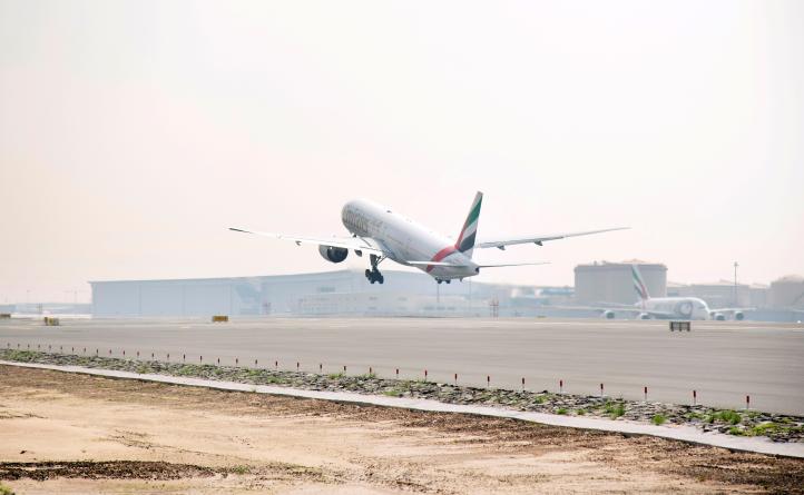 Lot demonstracyjny B777-300ER linii Emirates z jednym silnikiem zasilanym w 100% zrównoważonym paliwem lotniczym (SAF) (fot. Emirates)