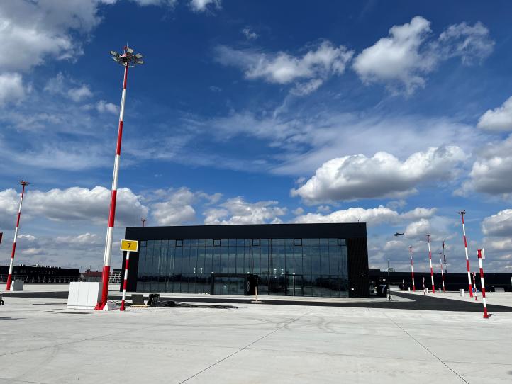 Lotnisko Warszawa-Radom - maszty przy terminalu (fot. PPL)