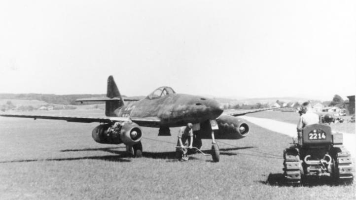 Me 262 na lotnisku, kwiecień 1945 r. (fot. Bundesarchiv, CC-BY-SA 3.0, Wikimedia Commons)