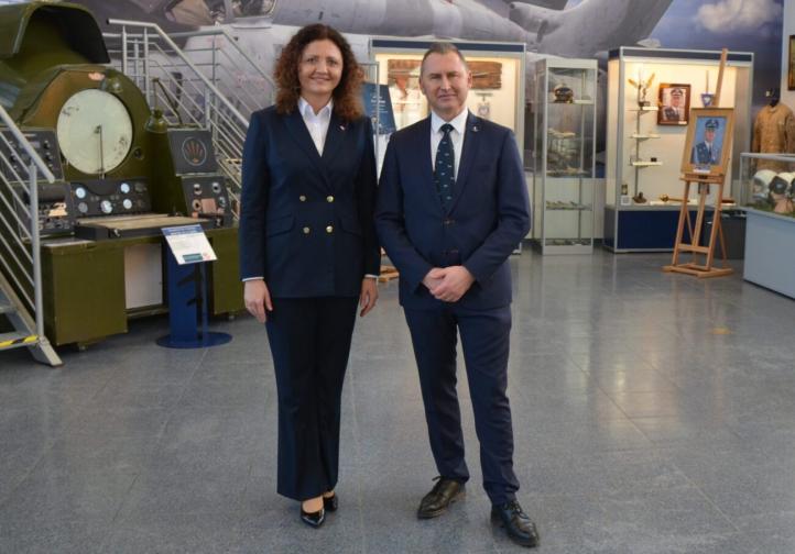 Monika Żmuda i Paweł Pawłowski podczas uroczystości przekazania obowiązków Dyrektora w Muzeum Sił Powietrznych w Dęblinie (fot. Muzeum Sił Powietrznych)
