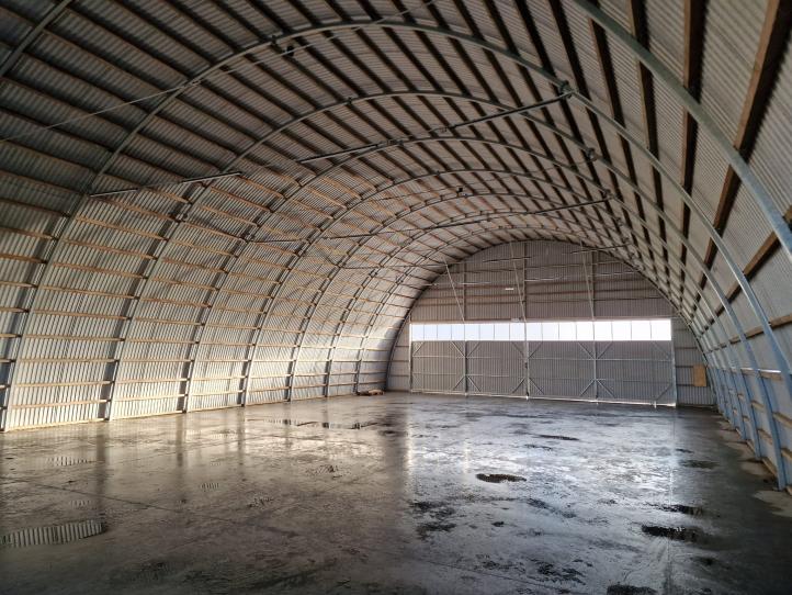 Nowy hangar na lądowisku w Gryźlinach - widok wewnątrz (fot. Lądowisko Gryźliny, Facebook)