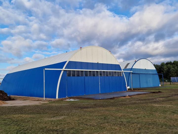 Nowy hangar na lądowisku w Gryźlinach. Za nim drugi hangar (fot. Lądowisko Gryźliny, Facebook)