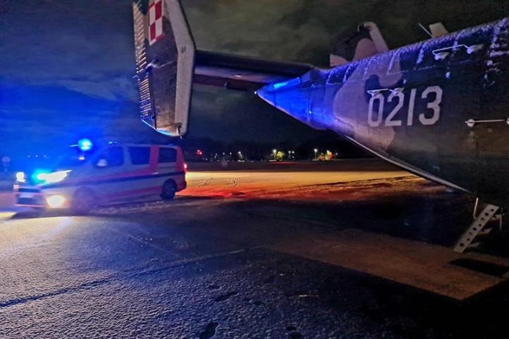Ogon samolotu M-28 i ambulans na płycie lotniska (fot. kmdr. ppor. Marcin Braszak, BLMW)