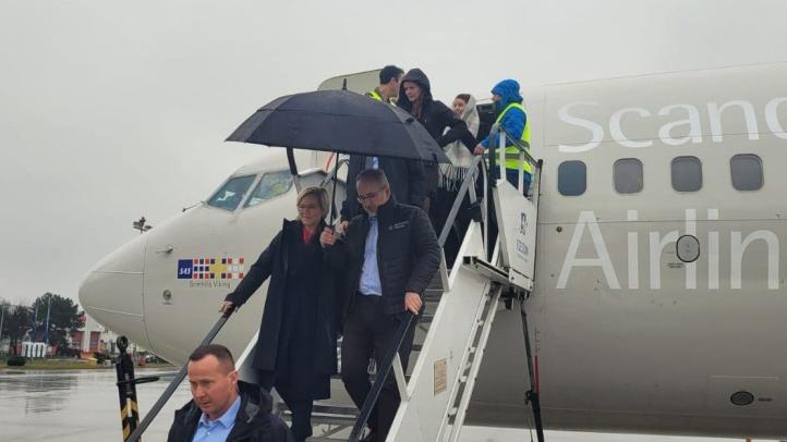 Pacjentom w drodze na leczenie towarzyszy minister zdrowia Norwegii Ingvild Kjerkol, która wspólnie z ministrem zdrowia Adamem Niedzielskim wizytowała hub medyczny (fot. Ministerstwo Zdrowia)