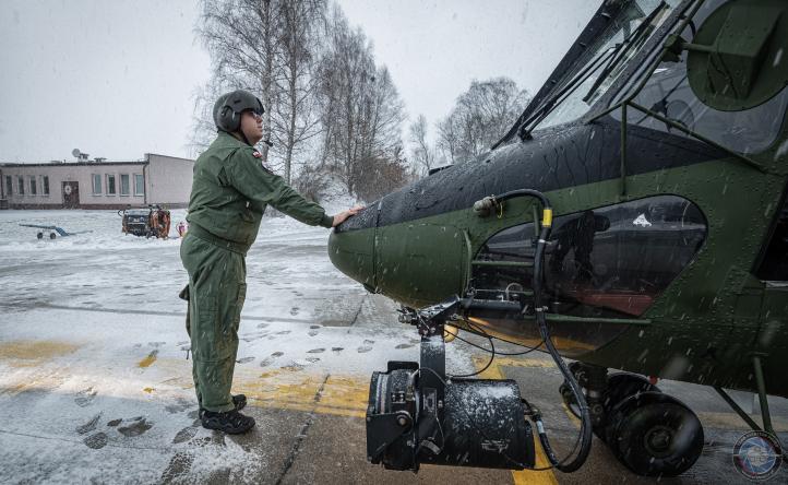 Ppłk pil. Mariusz Tracz-Sala - symboliczne pożegnanie ze śmigłowcem W-3 Sokół (fot. TADO AVIATION PHOTO, wmazurkiewicz.pl)