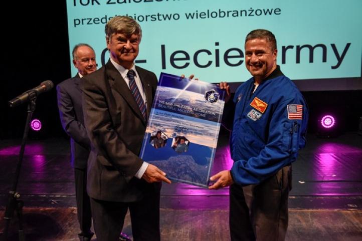 Prof. Piotr Wolański z amerykańskim astronautą Georgem Zamką podczas koncertu "Chopin in Space" w Operze Wrocławskiej (fot. Wydział Mechaniczny Energetyki i Lotnictwa Politechniki Warszawskiej)