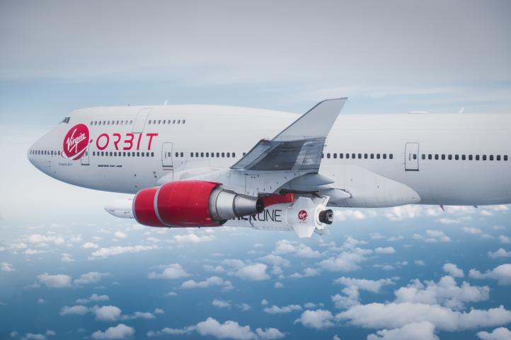 Samolot Cosmic Girl (Boeing 747) w locie z podczepioną rakietą LauncherOne - widok z bliska (fot. Virgin Orbit)