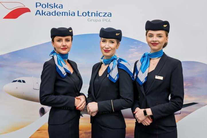 Stewardesy PLL LOT na tle ścianki PAL (fot. Polska Akademia Lotnicza)