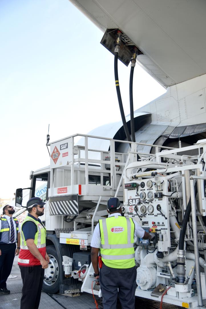 Tankowanie B777-300ER linii Emirates z jednym silnikiem zasilanym w 100% zrównoważonym paliwem lotniczym (SAF) (fot. Emirates)
