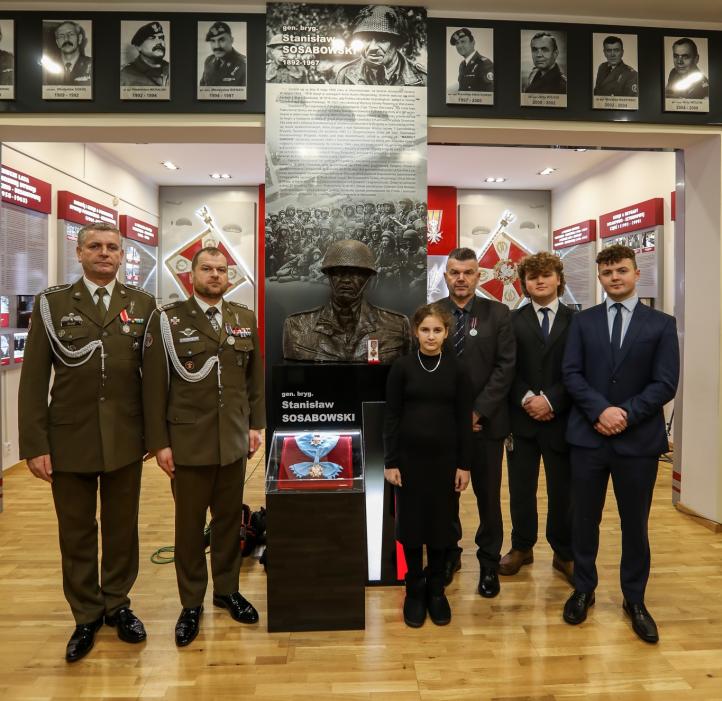 Uroczystość przekazania Orderu Orła Białego do Muzeum 6 Brygady Powietrznodesantowej (fot. M. Bieniek)2