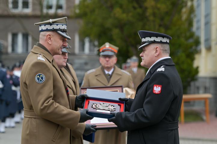 Wręczenie pamiątkowego ryngrafu Sztabu Generalnego WP (fot. Sztab Generalny Wojska Polskiego)