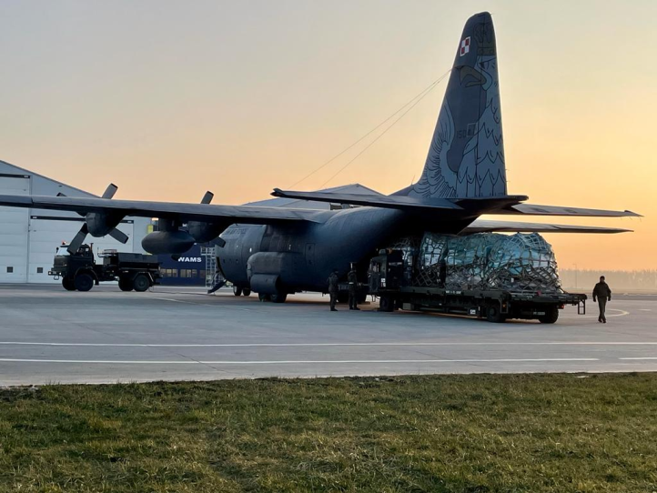 C-130 Hercules z 3 Skrzydła Lotnictwa Transportowego - załadunek (fot. DGRSZ)