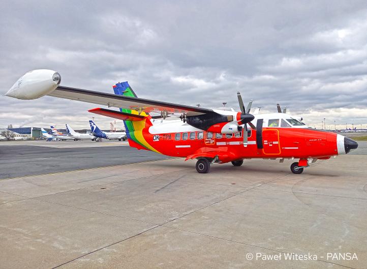 LET L-410 Turbolet "Papuga" (SP-TPA) na płycie Lotniska Chopina (fot. Paweł Witeska, PAŻP)