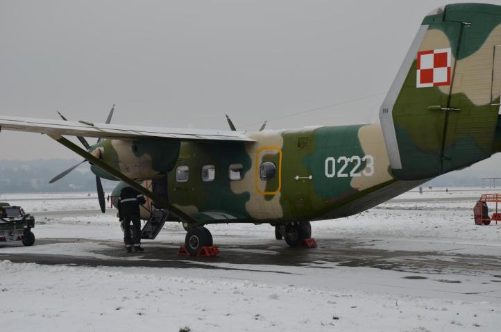 M-28 B/PT/GC na płycie lotniska w Balicach - widok z boku (fot. 8 Baza Lotnictwa Transportowego)