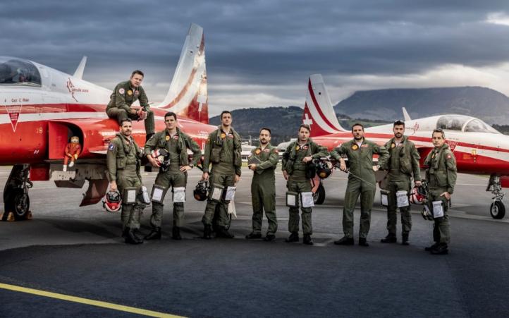 Patrouille Suisse - team na 2023 rok przy samolotach wraz z maskotką (fot. vtg.admin.ch)