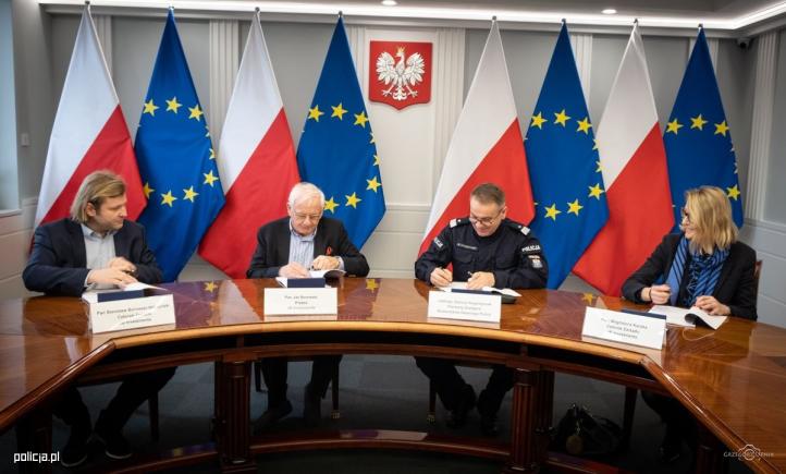 Podpisanie umowy na cztery nowe Belle-407GXi dla polskiej Policji (fot. Grzegorz Utnik Gabinet KGP)