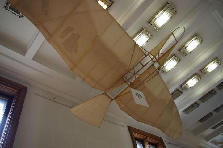 Replika lotni Czesława Tańskiego w Muzeum Techniki w Warszawie znajdującym się w Pałacu Kultury i Nauki w Warszawie (fot. Mateusz Opasiński (praca własna), CC BY-SA 3.0, Wikimedia Commons)