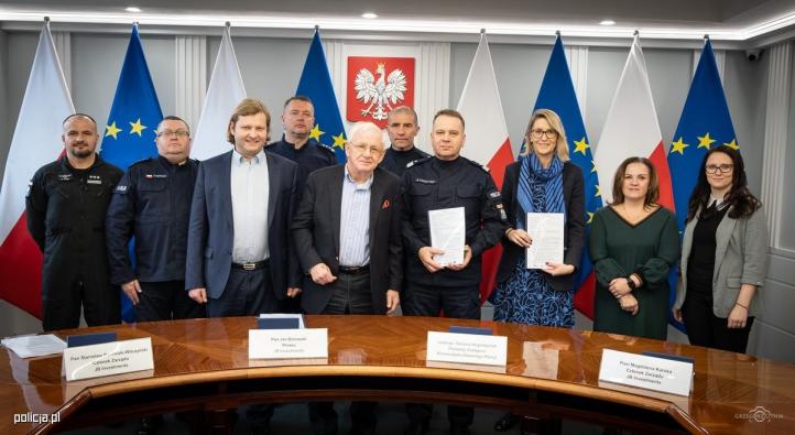 Umowa na cztery nowe Belle-407GXi dla polskiej Policji podpisana (fot. Grzegorz Utnik Gabinet KGP)